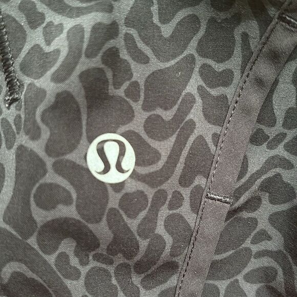 Lululemon Run Times Short *4-way Stretch
Petal Camo Printed Black Deep Coal Sz 4 - Picture 7 of 8